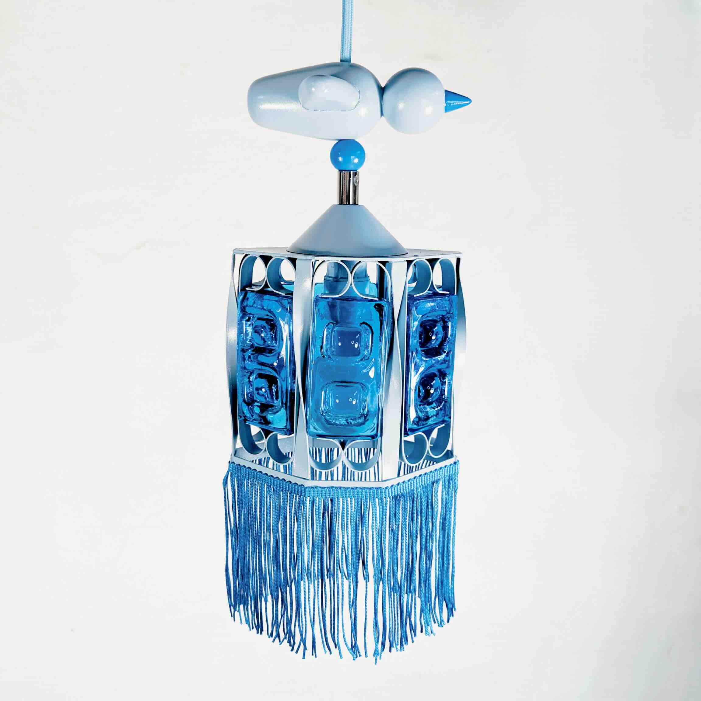 Unik Lyseblå Fuglelampe | Upcyclet Smedejernspendel med Frynser
