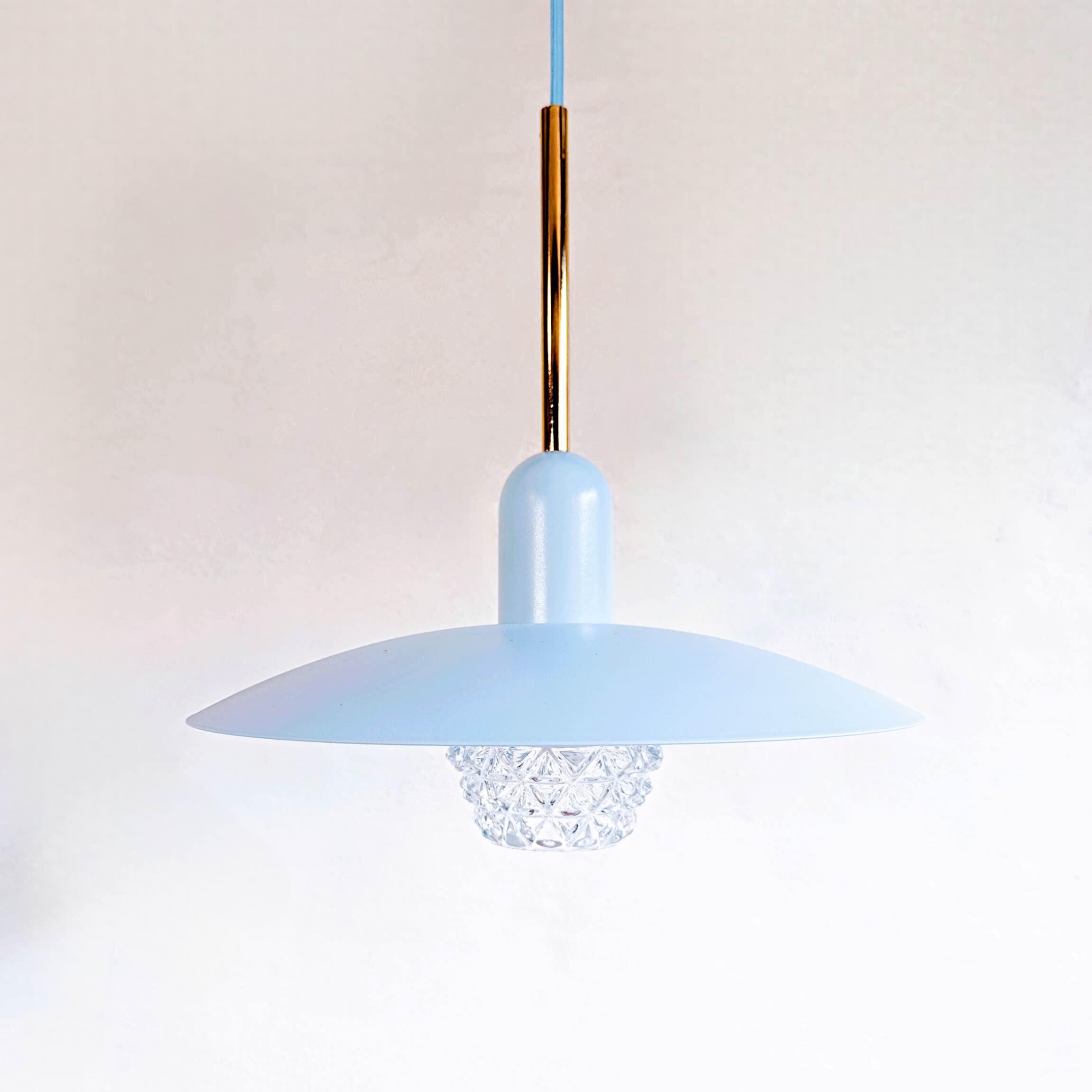 Unik Upcycled Lampependel: Pastellys og Krystaldrøm